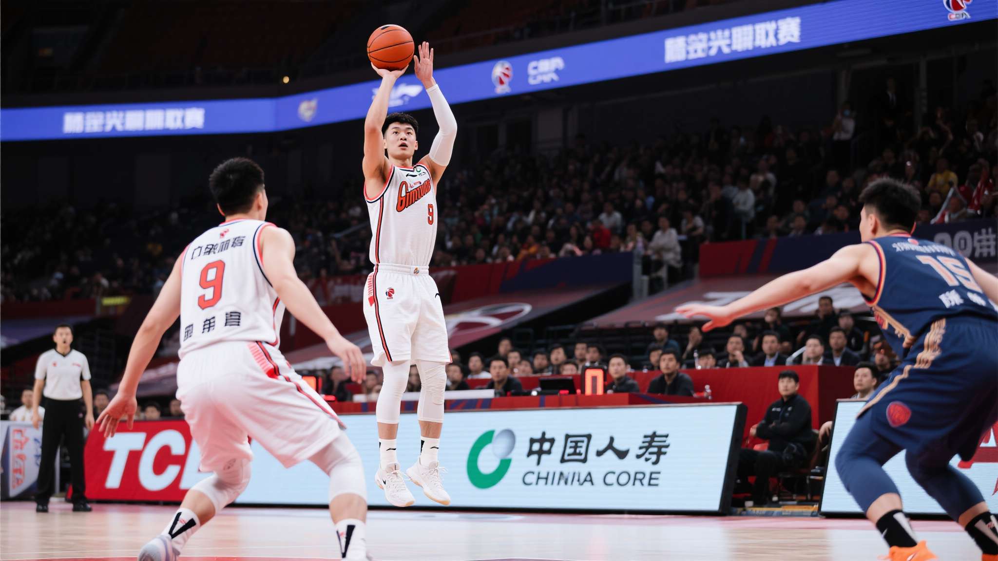 本场比赛，深圳队面临极大压力。对手在下半场持续发力，一度将分差缩小到个位数，现场